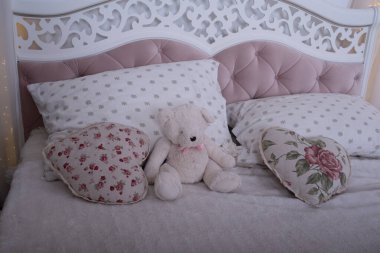 Oyuncak ayı yatak odası ve yastıklar. Yatak, ayı,