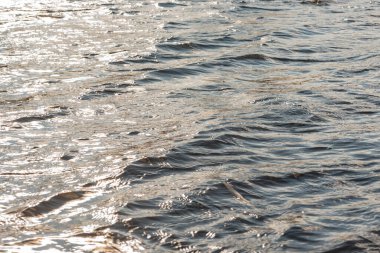 Dalga, arka plan. Nehir suyu dokusu. Nehirdeki parlak ve yansıtıcı yüzey suyu.