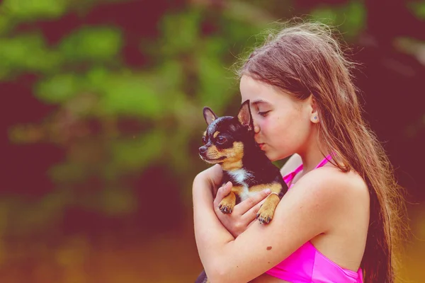 ピンクの入浴中の女の子 川のそばの水着の少女 十代の若者と犬 — ストック写真