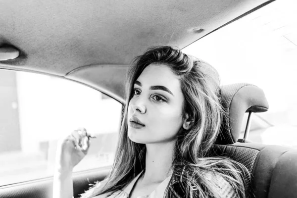 Fille Dans Une Voiture Assise Sur Siège Arrière Voiture Concept — Photo