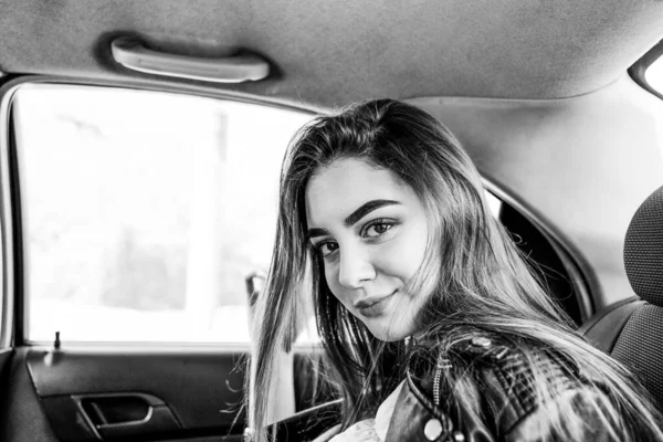 Beautiful Young Girl Leather Jacket Rides Taxi — Stock Photo, Image