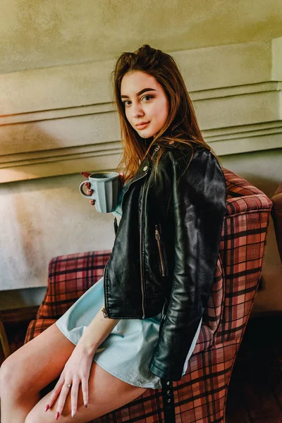 Hermosa Mujer Con Taza Café Mujer Joven Bebiendo Café Morena — Foto de Stock