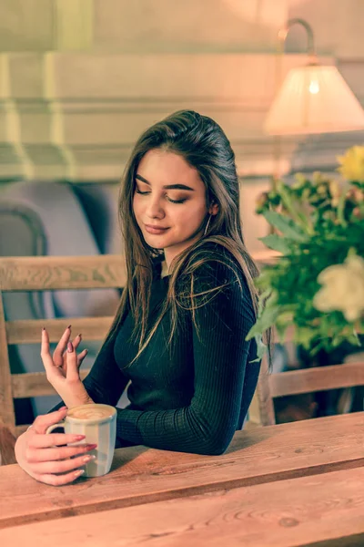 Schöne Frau Mit Tasse Tee Oder Kaffee Brünette Mädchen Bei — Stockfoto