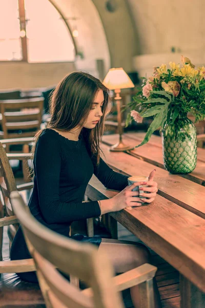 Schöne Frau Mit Einer Tasse Tee Oder Kaffee — Stockfoto