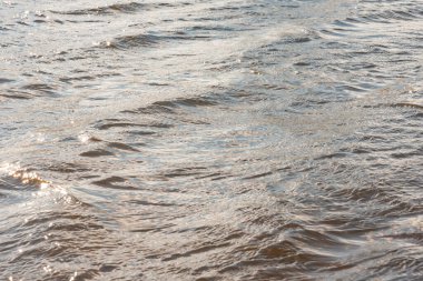 Güneş parlayan su dokusu, küçük dalgalar. Su, göl, dalga, arka plan. Nehir