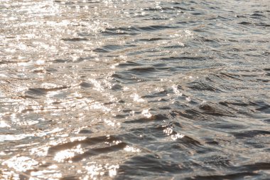 Nehir veya deniz suyunun küçük dalgalı soyut arkaplanı. su