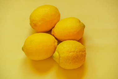 Yüksek açılı Lemon Manzarası. Sarı arka planda limon meyvesi