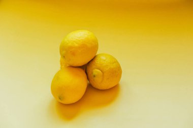 Sarı Arkaplanda Yüksek Açılı Limon Görüş Alanı. Sarı arka planda limon meyvesi