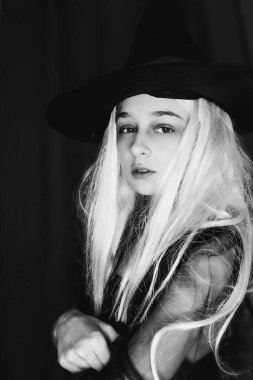 Güzel kız kameraya bakıyor. Çok hassas. İçeride 10 yaşında bir kızın portresi. Genç bir kız.