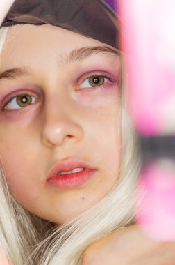 Sosyal medyada halka ışığının önünde selfie çeken bir kız. Genç kız selfie çekiyor.