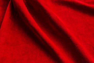 Süet kumaşın kırmızı mat arka planı, yakın plan. Pürüzsüz deri kadife desenli. Makroyu hissettim..