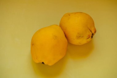 Asgari görüntü. Sarı arkaplandaki ayva