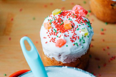 Paskalya pastası. Paskalya pastası pişiriyorum. Mutlu Paskalyalar. Mutlu tatiller tatlım.