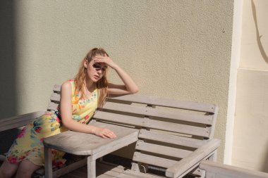 Elbiseli kız yazın eski kasabada yürür. Güzel sarışın kadın yaz fotoğrafı..