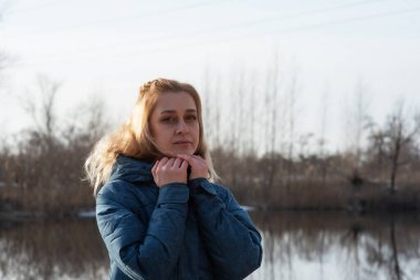 Kış kadını, dışarıdaki soğuk doğa nehrinde ormanda yürüyor. Açık havada.