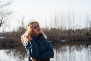 Kış kadını ormanda yürüyor. Dışarıdaki soğuk doğa nehrinde yürüyor..