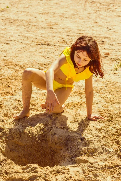 Meninas Bonitas Hora Verão Menina Fato Banho Férias Adolescente Menina  fotos, imagens de © kapinosova #432253304