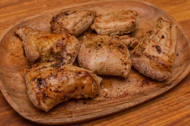 Ahşap bir tabakta kızarmış et parçaları. Biftek, lezzetli, taze. Kızarmış domuz.