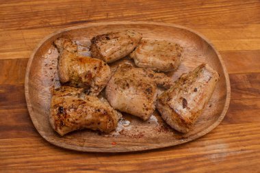 Ahşap bir tabakta kızarmış et parçaları. Biftek, lezzetli, taze. Kızarmış domuz.