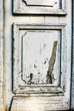 Eski ahşap bir kapının parçası. Eski, boyalı ahşap bir kapının parçası, boya soyma, çatlaklar.