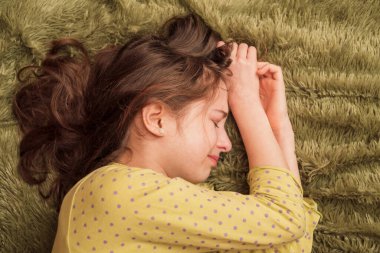 Kız yatakta iç karartıcı. Çocuk çok üzgün. Ergenlik sorunları işte. Nesil Z. Depresyon, genç