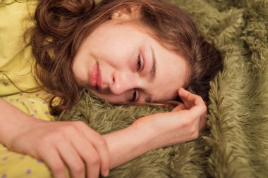 Kız yatakta iç karartıcı. Depresyon, gençlik, hüzün