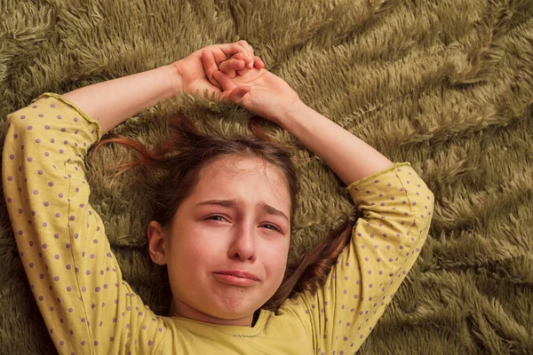 女孩在床上闷闷不乐 小女孩哭了 孩子脸颊上的眼泪 — 图库照片
