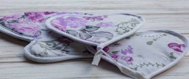 Fırın eldiveni ya da ahşap arka planda tutacağı. Kumaş fırın eldivenleri