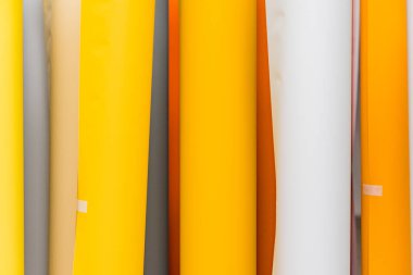 Renkli vinil araba ambalajı ya da etiketli film ruloları. Reklam için rulo şeklinde filmler.