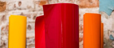 Renkli vinil araba ambalajı ya da etiketli film ruloları. Reklam için rulo şeklinde filmler.