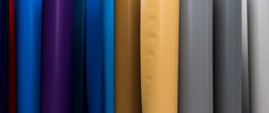 Renkli vinil araba ambalajı ya da etiketli film ruloları. Reklam için rulo şeklinde filmler.