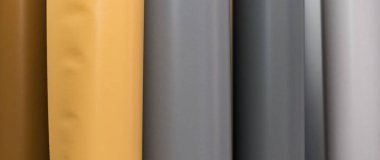 Renkli vinil araba ambalajı ya da etiketli film ruloları. Reklam için rulo şeklinde filmler.