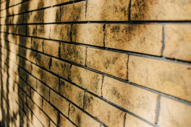 tuğla duvar. Tuğla duvarın dokusu. Tasarımcıların geçmişi. Bej bir tuğlada ışık ve gölge