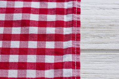 Kırmızı ve beyaz mutfak pamuğu bir kafeste. kumaş pamuk dokusu damalı