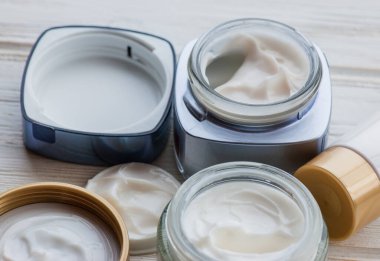 Kremalı cam kutu. Cam kavanozda krema. Güzellik kremi.