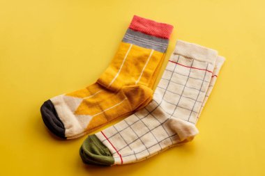 Sarı arka planda renkli çorap, üst manzara. Örgü çoraplar.