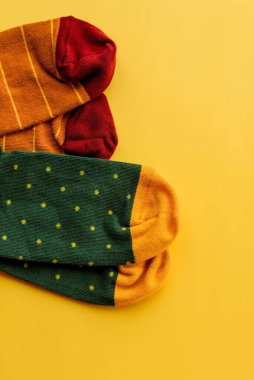 Sarı arka planda renkli çorap, üst manzara. Örgü çoraplar.