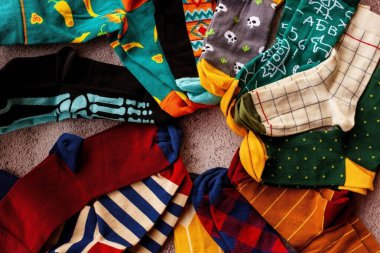 Gri arka planda renkli çorap, üst manzara. Örgü çoraplar.