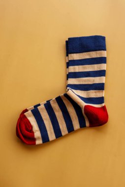 Bej arka planda renkli çorap, üst manzara. Örgü çoraplar.
