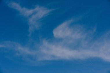 Mavi gökyüzünde bulut. Gökyüzü doğası beyaz güzel