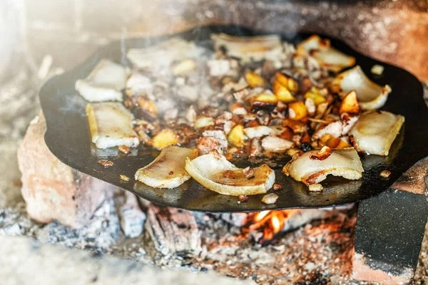 ステークで豚肉の脂肪 ストリートフードを調理 食べ物で休みなさい たき火のベーコン — ストック写真