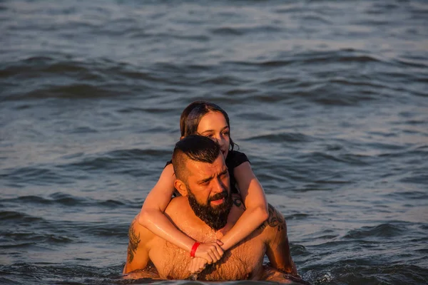 爸爸和女儿在海里游泳 一家人在海滩度假 家庭假期夏季 — 图库照片