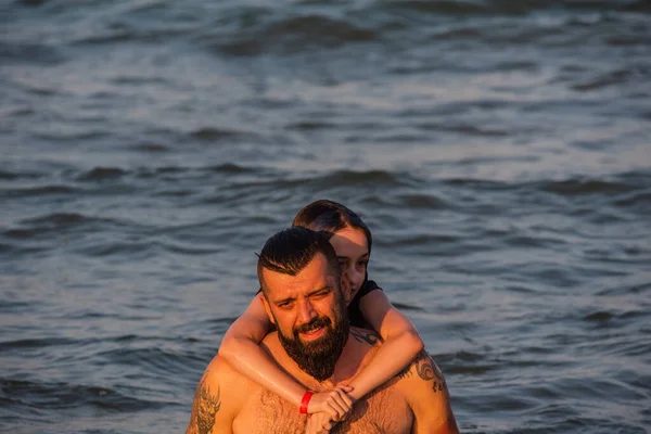 Papá Hija Nadando Mar Familia Playa Vacaciones Vacaciones Familiares Verano —  Fotos de Stock