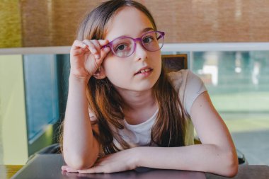 Bilgisayar evinde öğretmenlik yapan genç bir kız. bilgisayar, uzak öğrenme, araştırma, web binarı, sınıf dersi