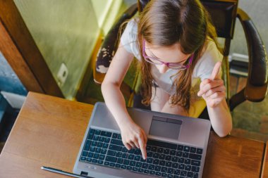 Bilgisayar evinde öğretmenlik yapan genç bir kız. bilgisayar, uzak öğrenme, araştırma, web binarı, sınıf dersi