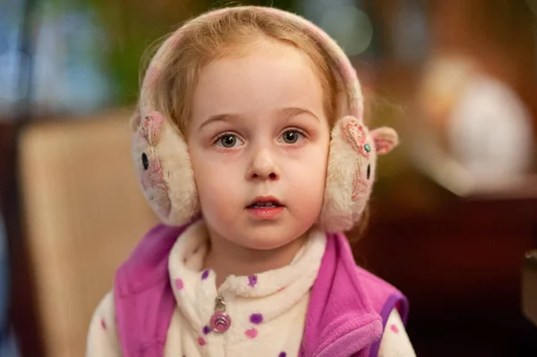 Klein Meisje Met Een Warme Koptelefoon Klein Meisje Binnen Een — Stockfoto