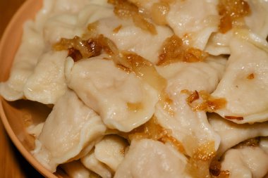 Kızarmış soğanlı hamur tatlısı. Kızarmış soğanla servis edilen patates püresiyle dolu hamur köfteleri.