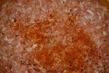 Baharatlı kıyma. Biberli domuz eti pişirmek taze taze et