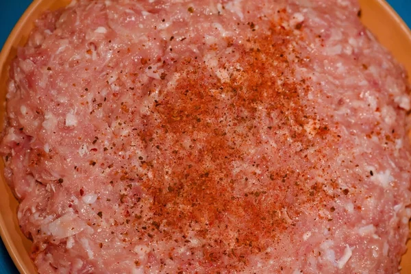 Carne Picada Com Especiarias Cozinhar Pimenta Farinha Porco Carne Fresca — Fotografia de Stock