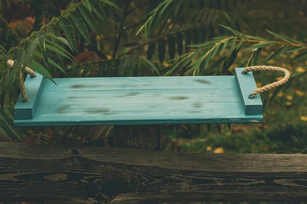 Trä Serveringsbricka Bakgrunden Naturen Grönt Träfat Grönt Trä Bord Trä — Stockfoto